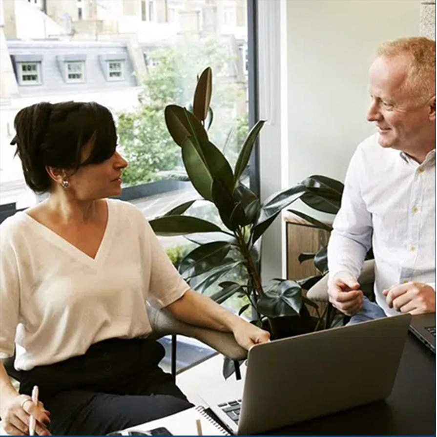 Conversacion estrategica en oficina